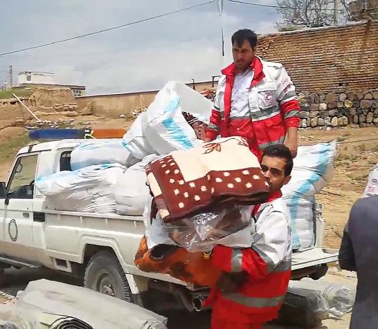 اهداء پتو به سیل زدگان جنوب فارس