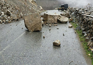 پاکسازی ریزش سنگ کوه در جاده کازرون