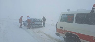 امداد رسانی به 100 دستگاه خودرو گرفتار در برف در آذربایجان غربی