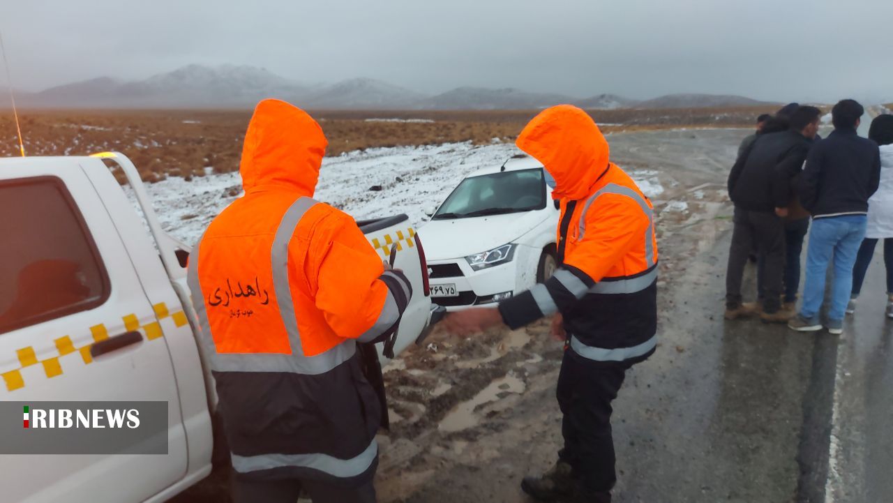 امداد به خودرو‌های گرفتار در برف و سیلاب کرمان