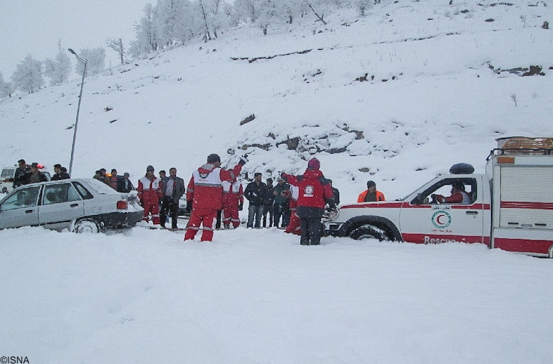 امدادرسانی به ۳۰۰ مسافر گرفتار برف و کولاک در محورهای آذربایجان‌غربی