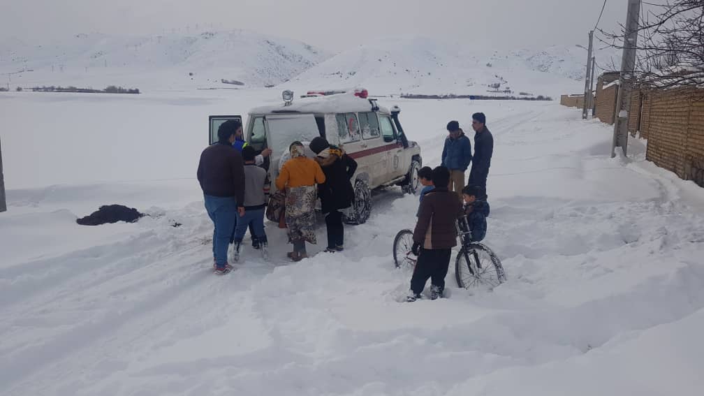 نجات زن باردار گرفتار در برف روستای قورچی کندی اهر