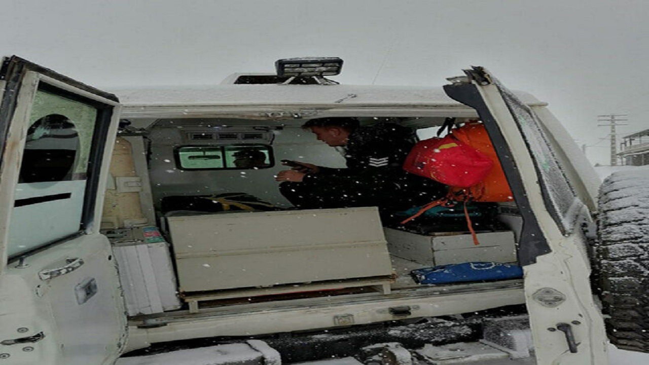 نجات دانش آموز گرفتار در برف در الموت