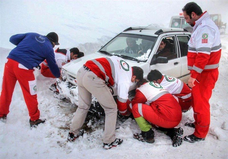 امداد رسانی هلال احمر ایلام به یکهزار و ۲۰۰ مسافر حادثه دیده در برف