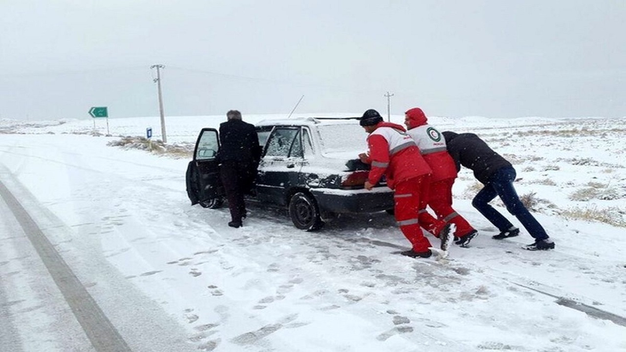 رهاسازی ۱۳۵ خودروی گرفتار در برف در استان قزوین