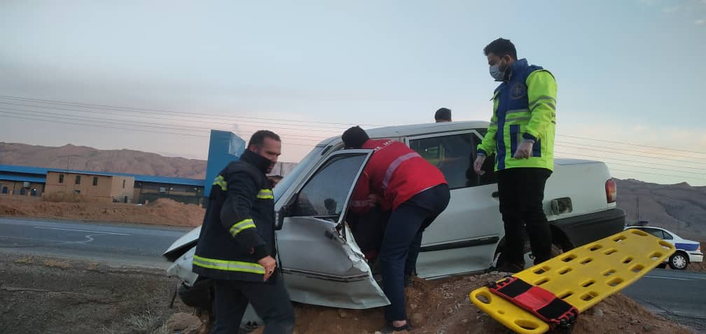 نجات مصدومان محبوس در خودرو در گرمسار