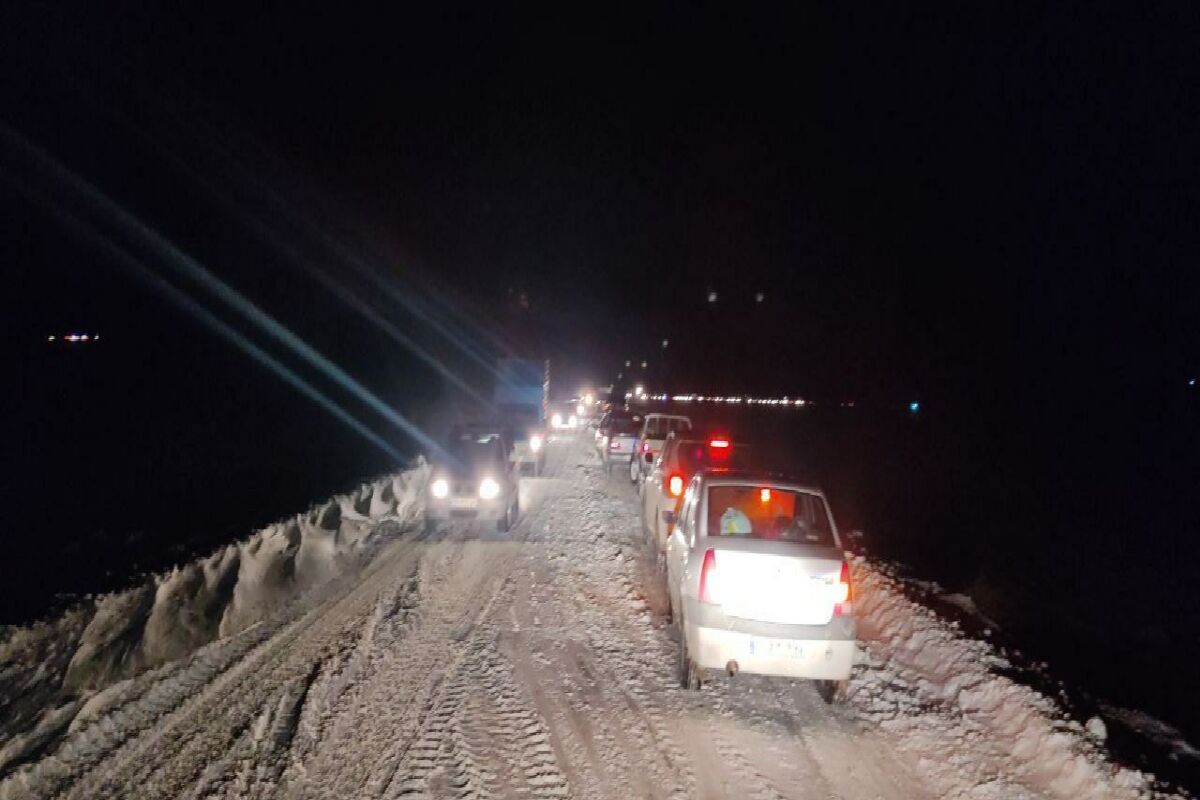 رهاسازی و نجات بیش از ۵۰۰ خودرو در مسیر اشنویه به پیرانشهر