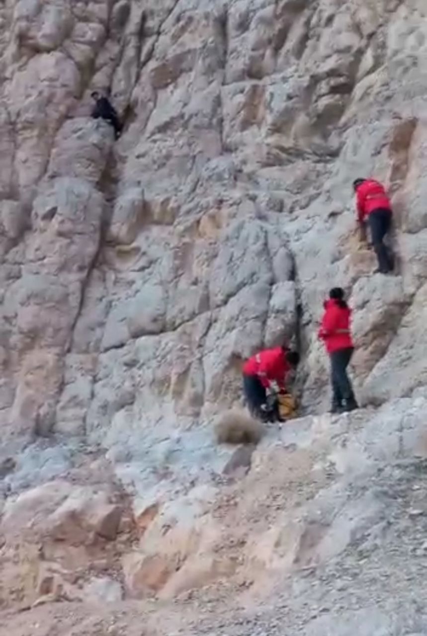 نجات فرد گرفتار شده در ارتفاعات چشمه لادر