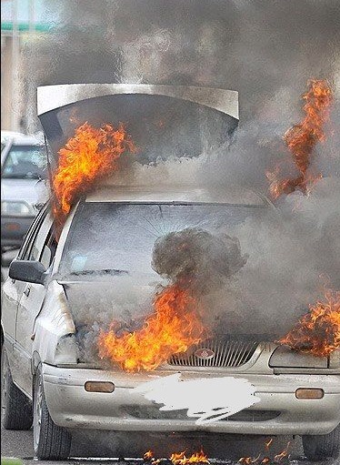 آتش سوزی خودرو پراید در مقابل جایگاه CNG در نیشابور