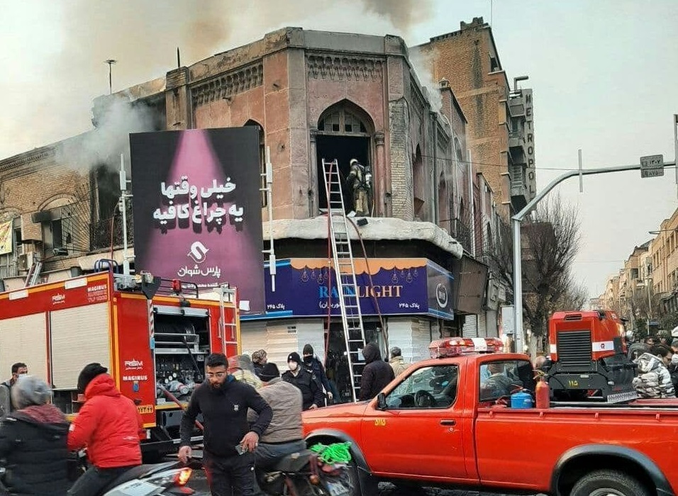 آتش سوزی در یک ساختمان قدیمی در خیابان جمهوری