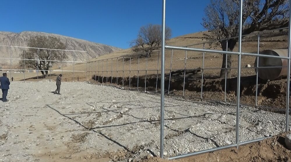 پیشرفت ۵۰ درصدی چمن مصنوعی روستای اسفندان