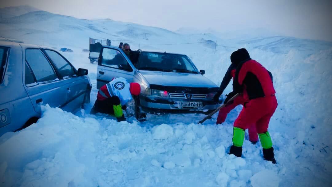 امدادرسانی به ۴ هزار مسافر گرفتار برف و کولاک در آذربایجان‌غربی