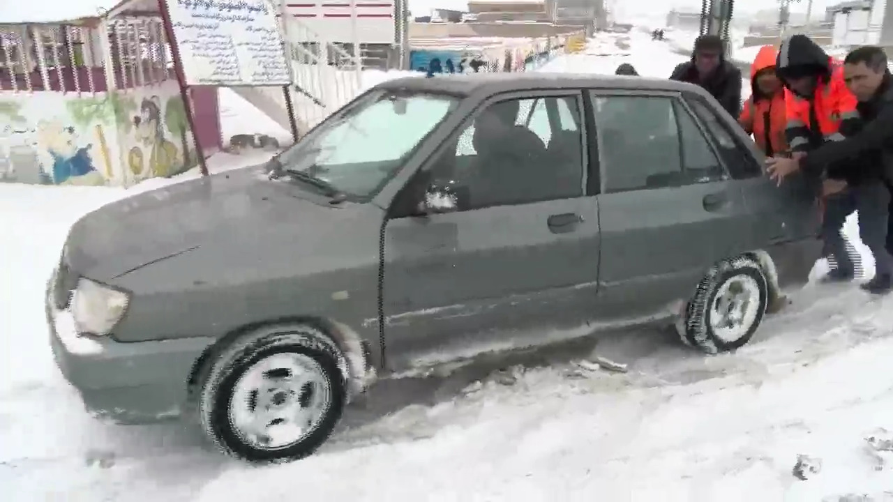 امداد رسانی به ۱۰۰ خودروی گرفتار در برف و کولاک بستان آباد