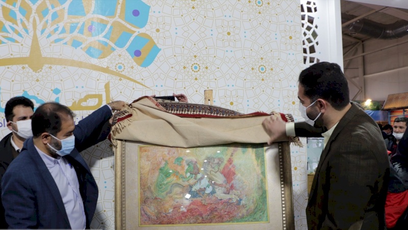 رونمایی از اثر هنری «علمدار عشق» در غرفه اصفهان