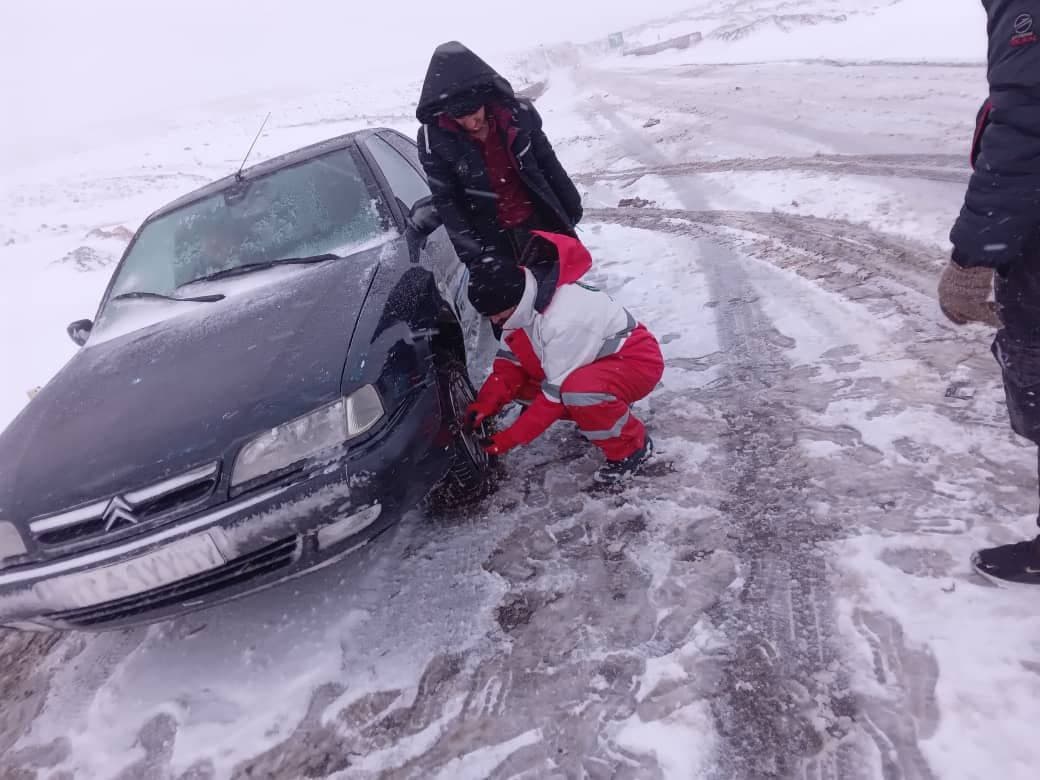 امداد رسانی به خودروهای گرفتار در برف در سمنان