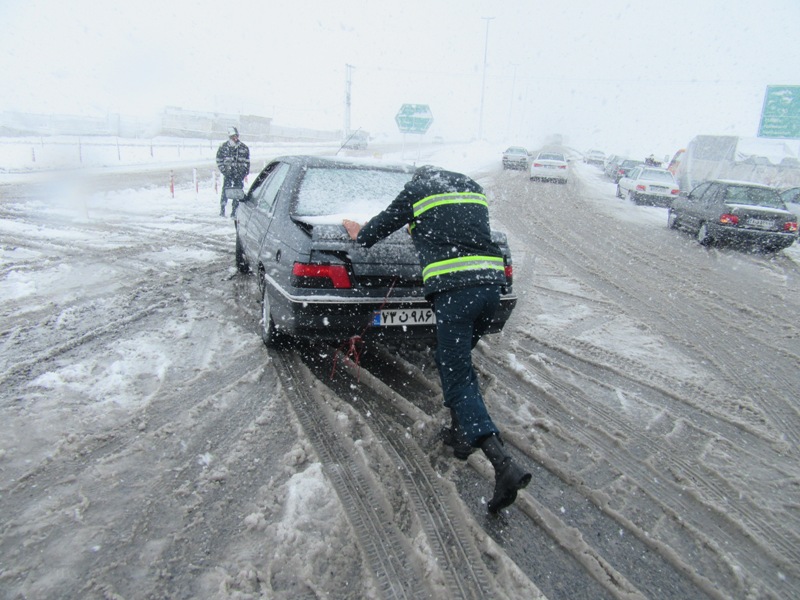 امداد رسانی پلیس ایلام به یکهزار و ۴۵۰ خودروی گرفتار در برف
