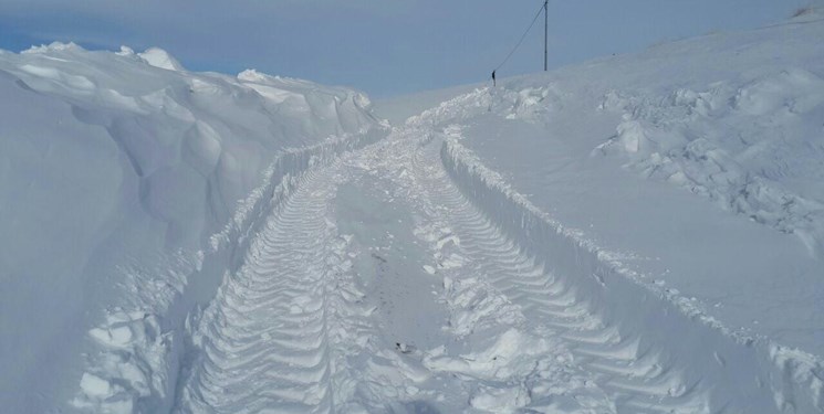 بسته بودن راه ۳۰ روستای هشترود با وجود تلاش راهداران