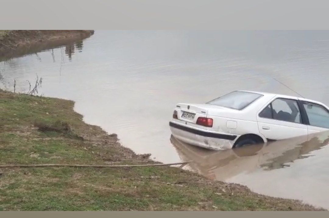 سقوط خودروی سواری در دریاچه سقالکسار