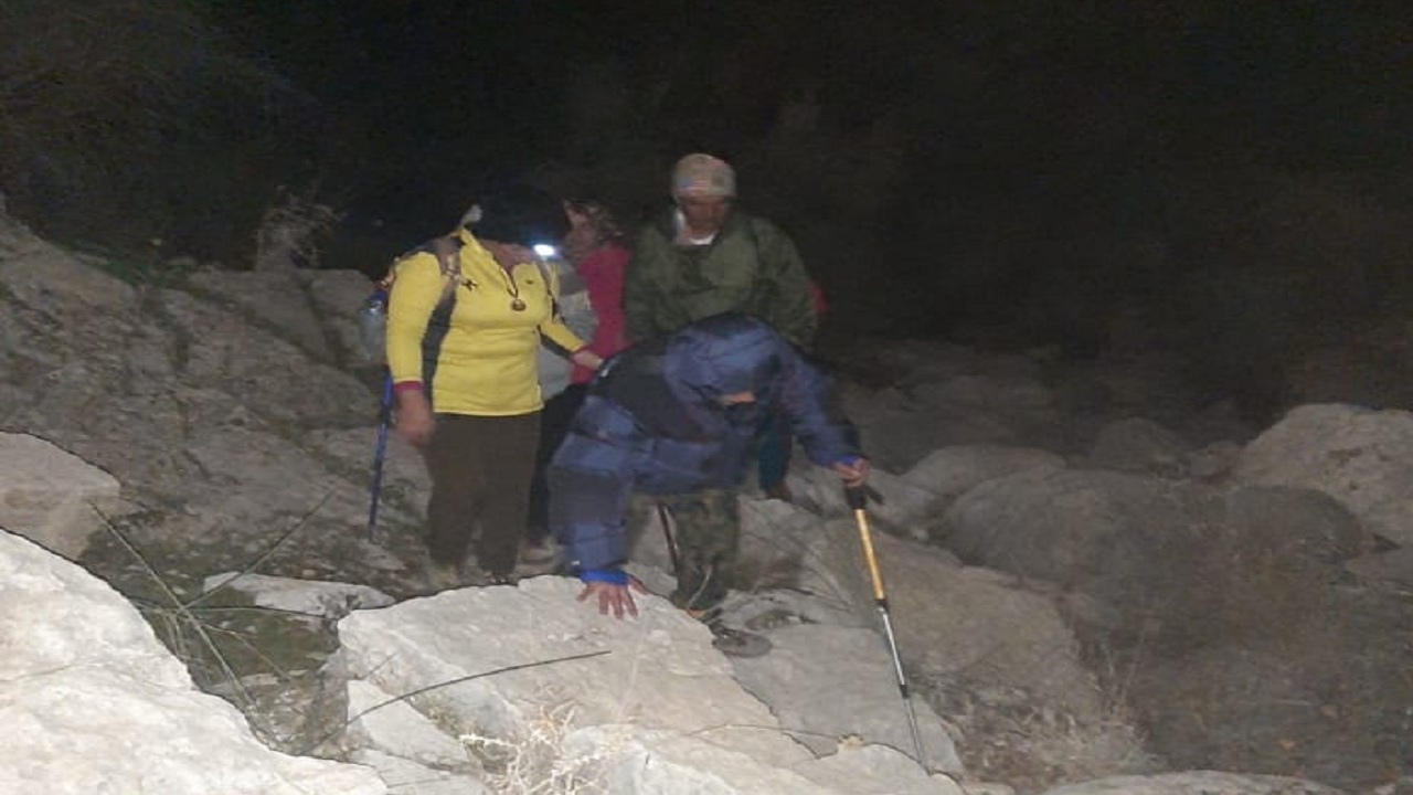 نجات زن کوهنورد در ارتفاعات تنگستان