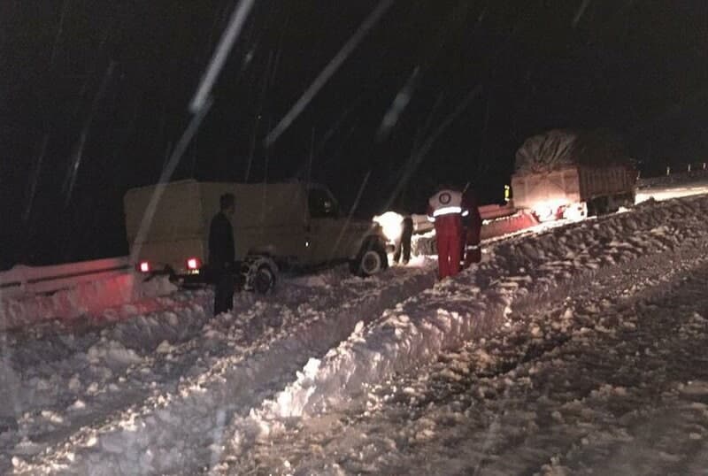 امداد رسانی به ۱۱۰ مسافر گرفتار در برف در سمنان
