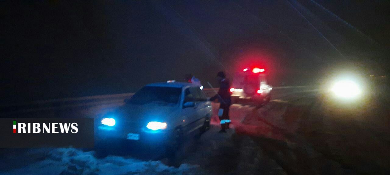 امداد رسانی به بیش از ۹۰ خودرو گرفتار در برف و کولاک گردنه مائین بلاغ تکاب