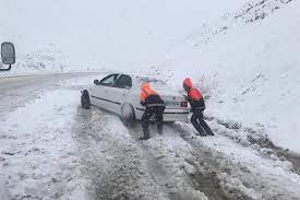 امدادرسانی به خودرو گرفتار در برف در شهمیرزاد