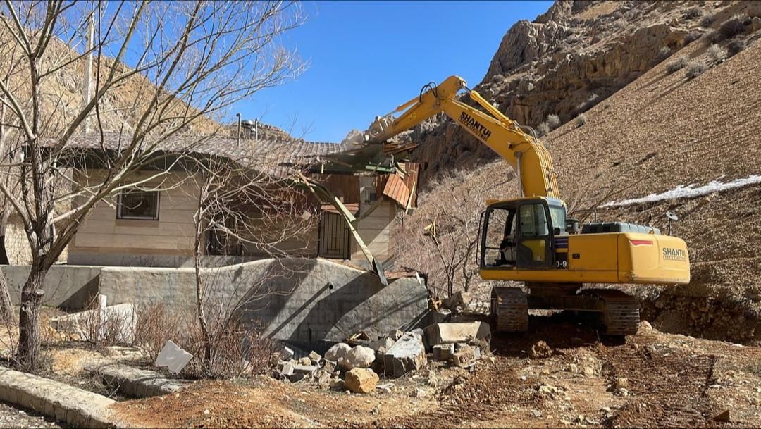 تخریب سازه‌های متعلق به نهاد‌های دولتی در حاشیه رودخانه چله‌گاه