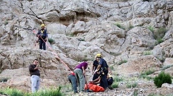 انتقال جسد کوهنوردی ۵۵ ساله از کوه صفه به پایین کوه