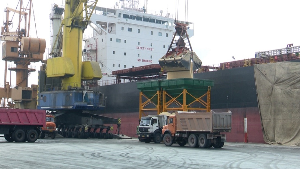 پهلوگیری کشتی حامل ۳۵هزار تن برنج دربندرشهید رجایی