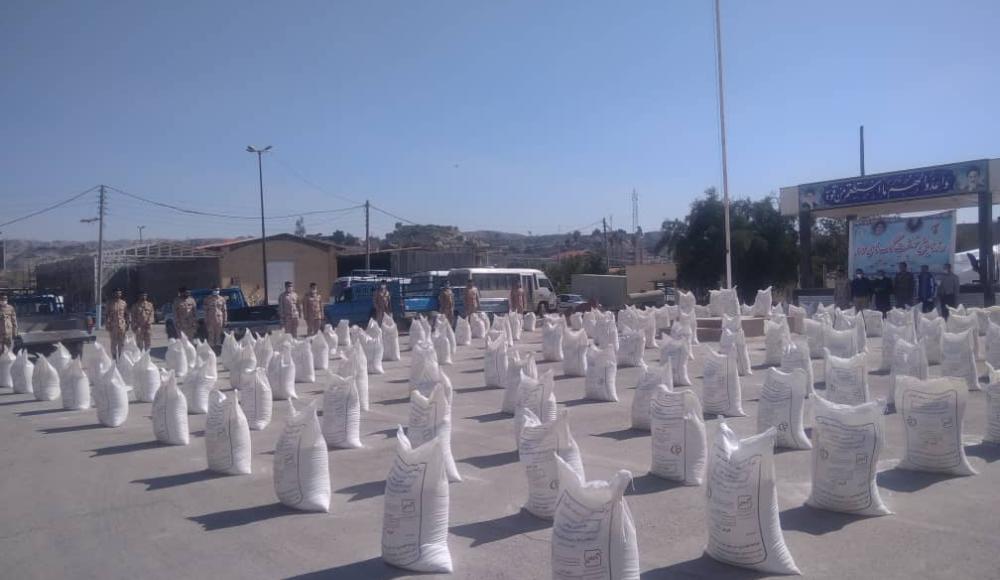 توزیع کیسه‌های آرد میان نیازمندان مسجدسلیمان