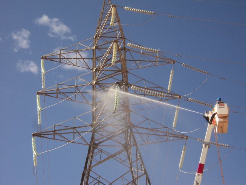 شست و شوی پست‌های برق فوق توزیع در جنوب خوزستان