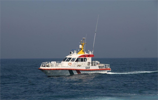 نجات ۱۶ سرنشین شناور غرق شده اماراتی در خلیج فارس