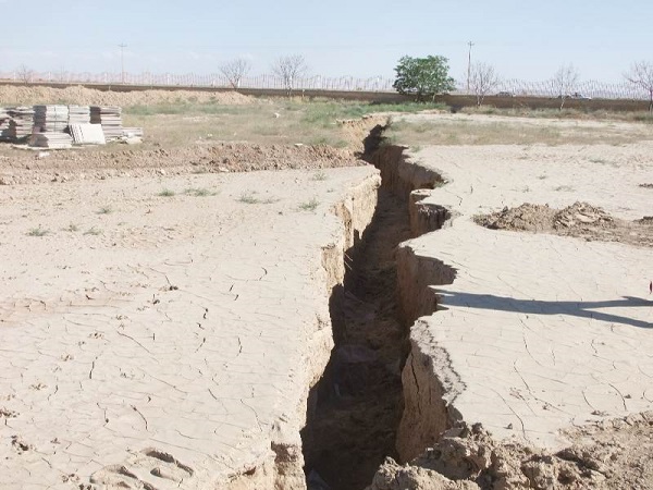 نشست زمین در عرصه‌های منابع طبیعی خلیل آبادبر اثر خشکسالی‌