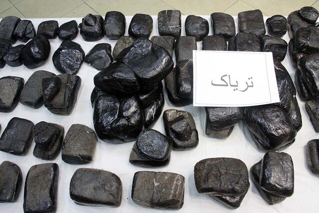 کشف بیش از ۳۲۲ کیلو تریاک در عملیات مشترک پلیس ۲ استان