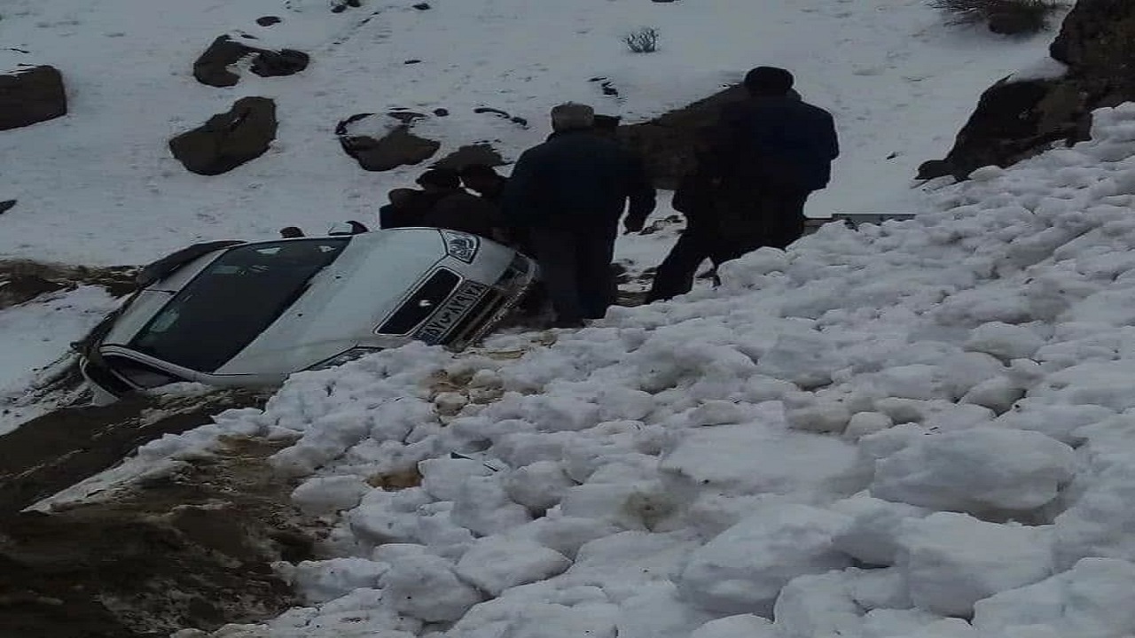 نجات مسافران سه خودروی گرفتار در بهمن