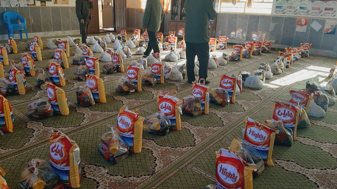 توزیع ۹۰۰ بسته مواد غذایی بین نیازمندان فریمان