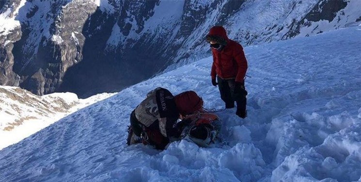 آغاز دوباره عملیات امدادگران بر گرده آلمانها برای انتقال پیکر دومین کوهنورد