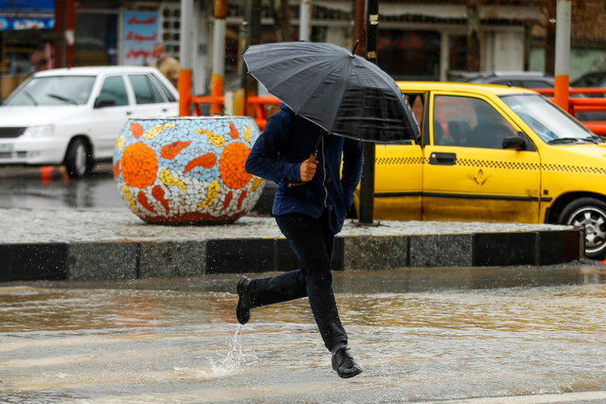 بارش باران و وزش باد شدید در تهران با سرعت ۹۰ کیلومتر