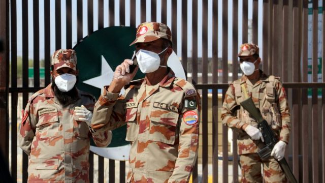 ارتش پاکستان برای اعمال محدودیت‌های کرونایی وارد عمل شد