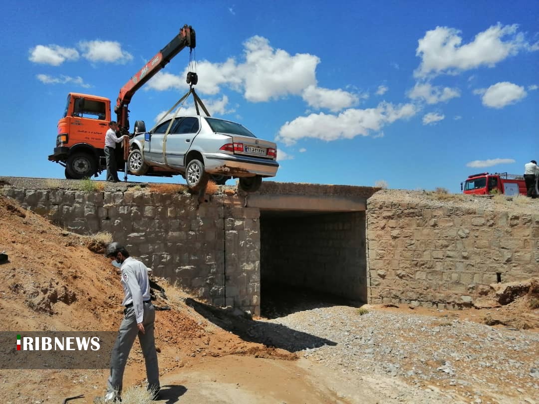 سقوط خوردروی سمند به داخل پل در خوسف