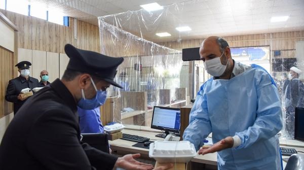 توزیع افطاری متبرک رضوی بین کادر درمان بیمارستان شریعتی مشهد