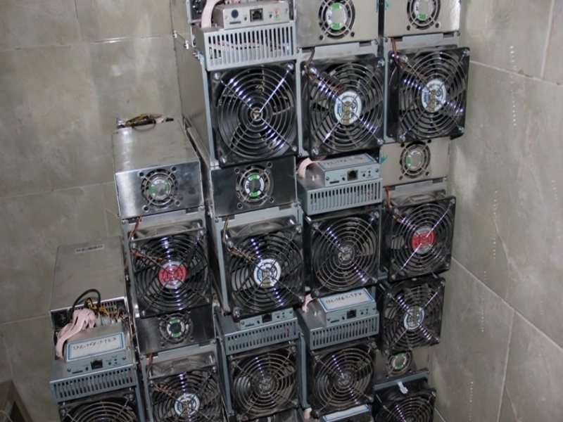 کشف ۱۸ دستگاه استخراج ارز دیجیتال قاچاق از یک منزل مسکونی در اراک