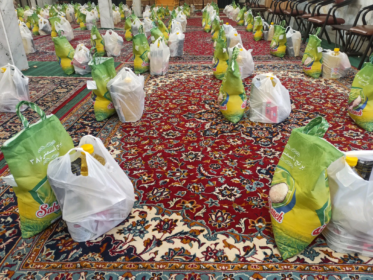 توزیع ۳۰۰ بسته غذایی در طرح پویش ایران همدل