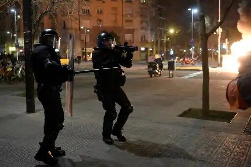 برخورد پلیس با حاضران در جشن رفع قرنطینه در بارسلون