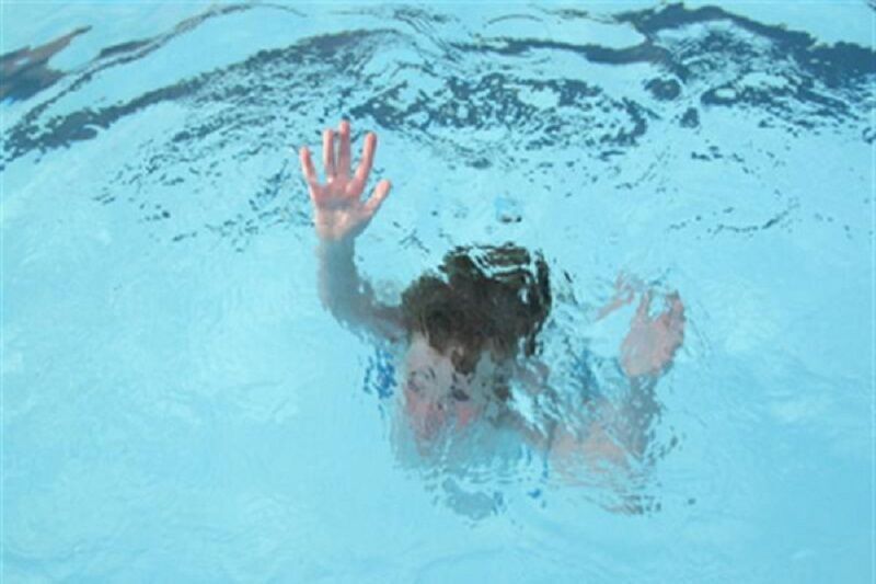 غرق‌شدگی کودک ۲ ساله در استخر