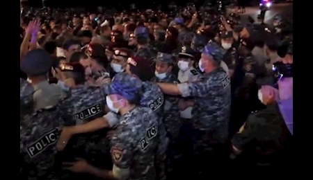 تظاهرات مخالفان در برابر مجلس ملی ارمنستان
