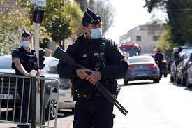 فرانسه، حادثه حمله به مامور پلیس را تروریستی خواند