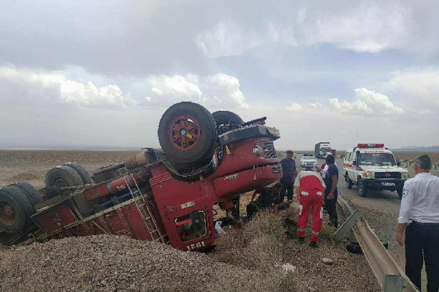 واژگونی کامیون بنز در محور اتوبان بادرود ـ کاشان