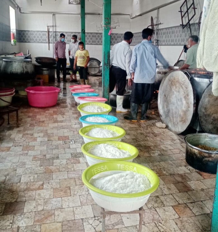توزیع ۱۰۰۰ پرس غذای گرم بین  مددجویان روستای سرهنگ بخش رخ