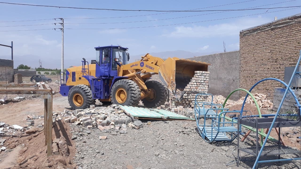 قلع وقمع ۱۰مورد دیوار کشی وحصار در روستای دشت شهرستان نیشابور